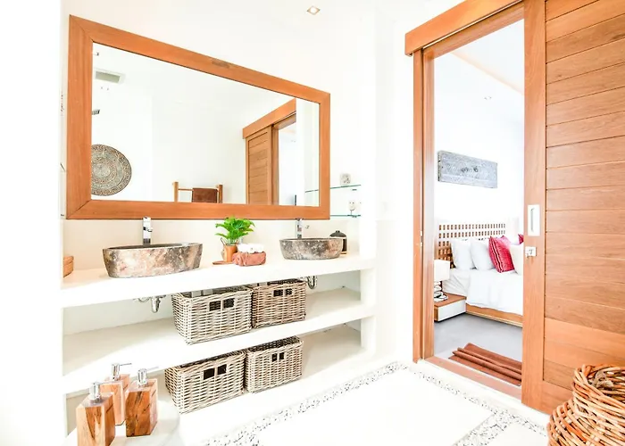 Stunning 4Bd Retreat, 5min Walk to Finns Bliss Canggu