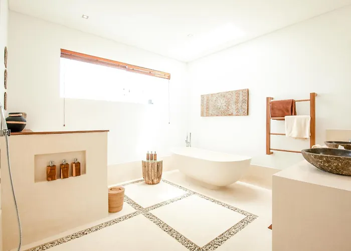 Stunning 4Bd Retreat, 5min Walk to Finns Bliss * Canggu