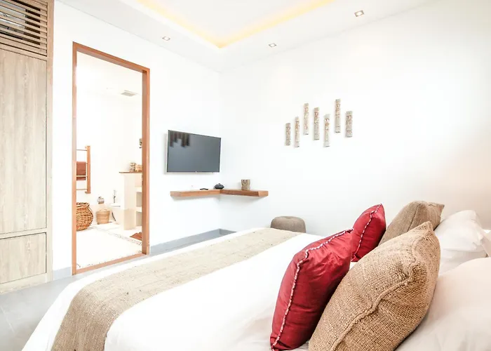 Stunning 4Bd Retreat, 5min Walk to Finns Bliss * Canggu